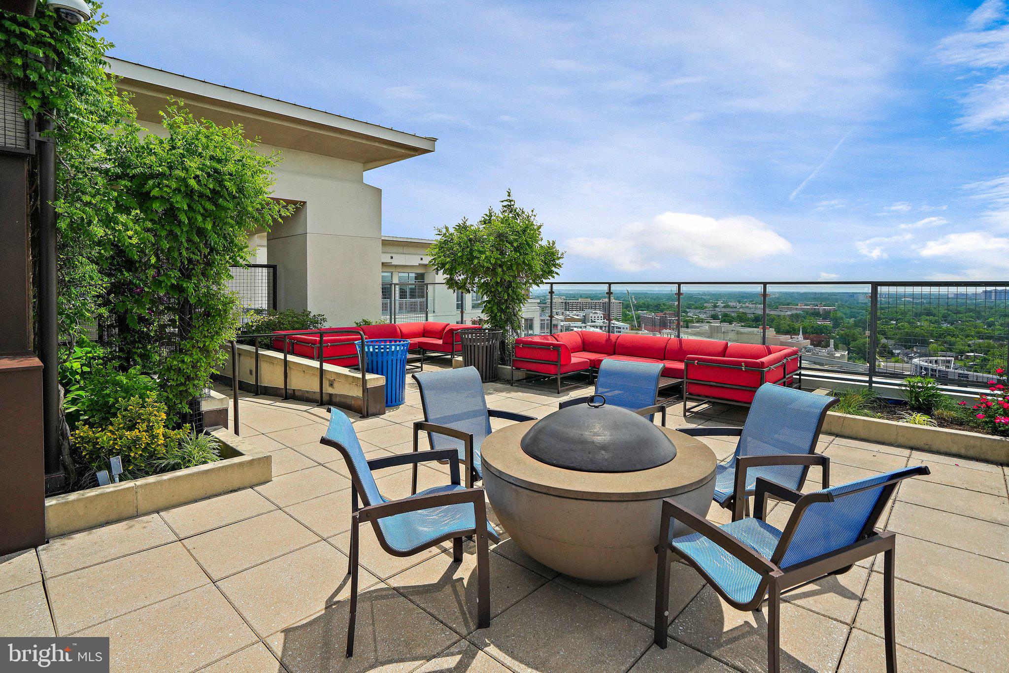 851 North Glebe Road, Unit 812 Arlington, VA 22203 - Photo 30 of 38 a patio with table and chairs
