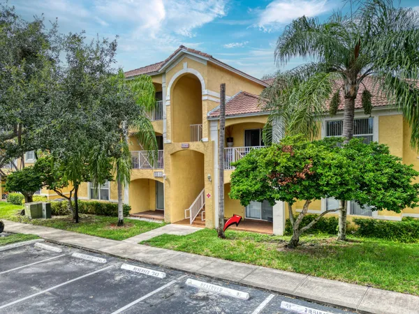 $229,000 | 5560 Northwest 61st Street, Unit 707, Coconut Creek, FL 33073