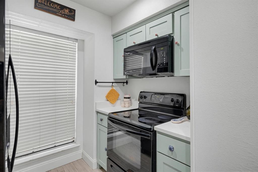 322 West Harwood Road, Unit B Hurst, TX 76054 - Photo 13 of 34