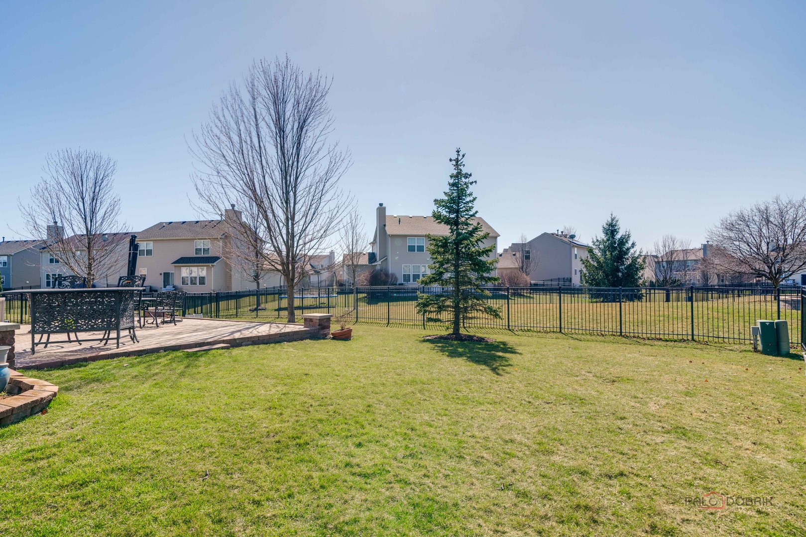 288 Shelbourne Road Volo, IL 60073 - Photo 26 of 33 a swimming pool with lots of tress in front of it