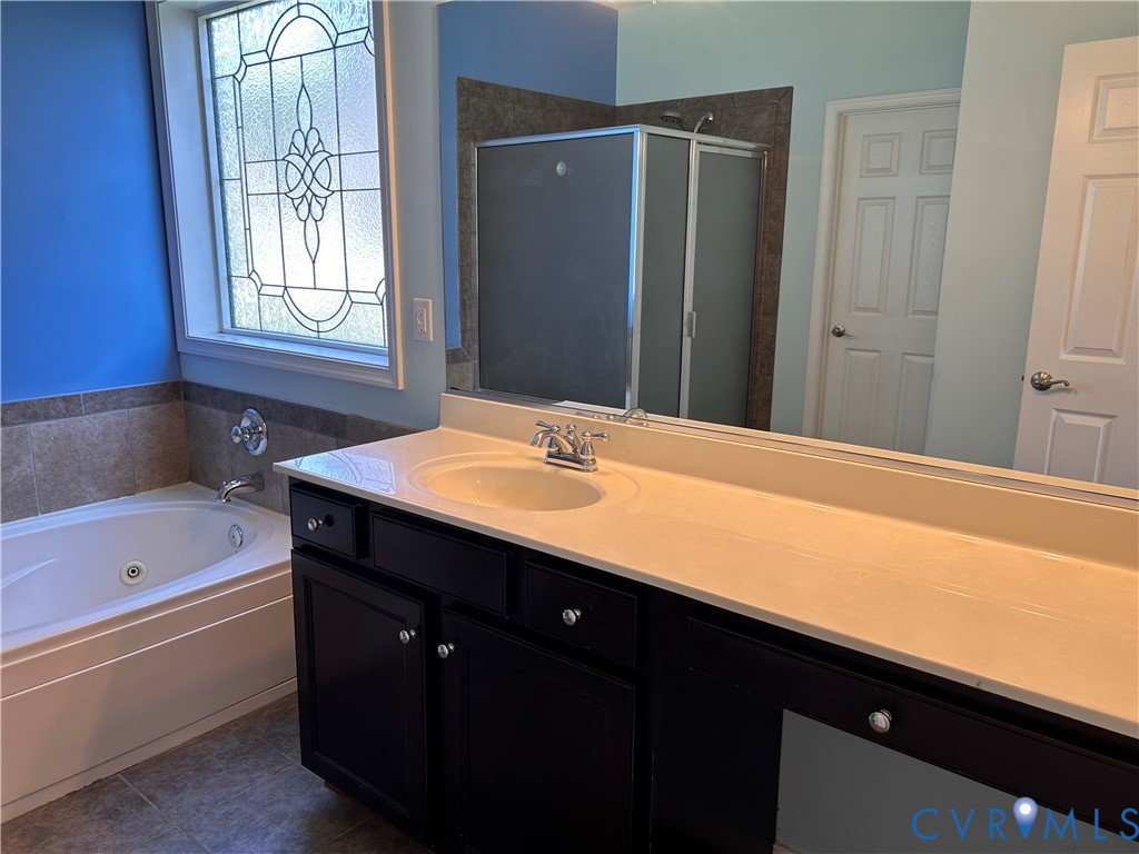 14537 Parracombe Lane Midlothian, VA 23112 - Photo 30 of 50 a bathroom with a bathtub sink and mirror