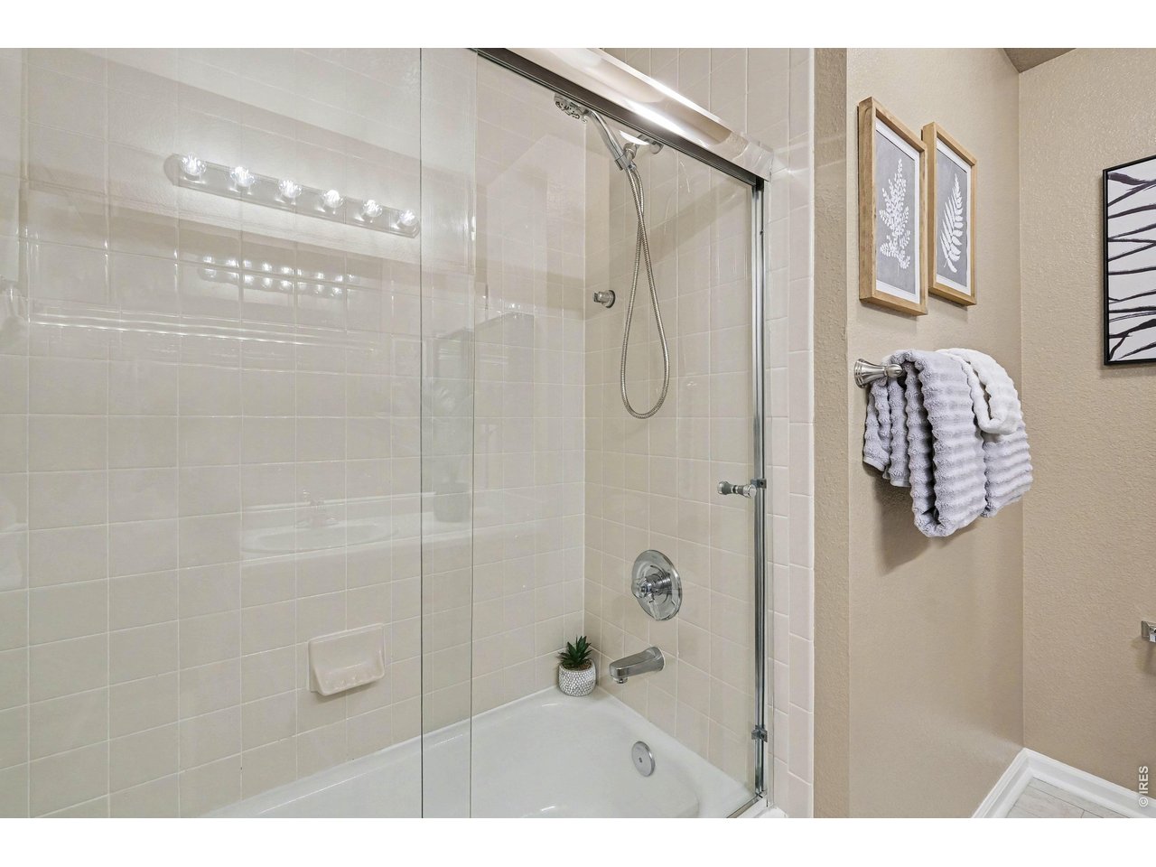 4204 Riley Drive Longmont, CO 80503 - Photo 13 of 27 Primary En-Suite Bathroom