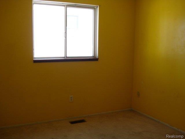 3900 Mapleleaf Road Waterford, MI 48328 - Photo 6 of 11 DSC02618