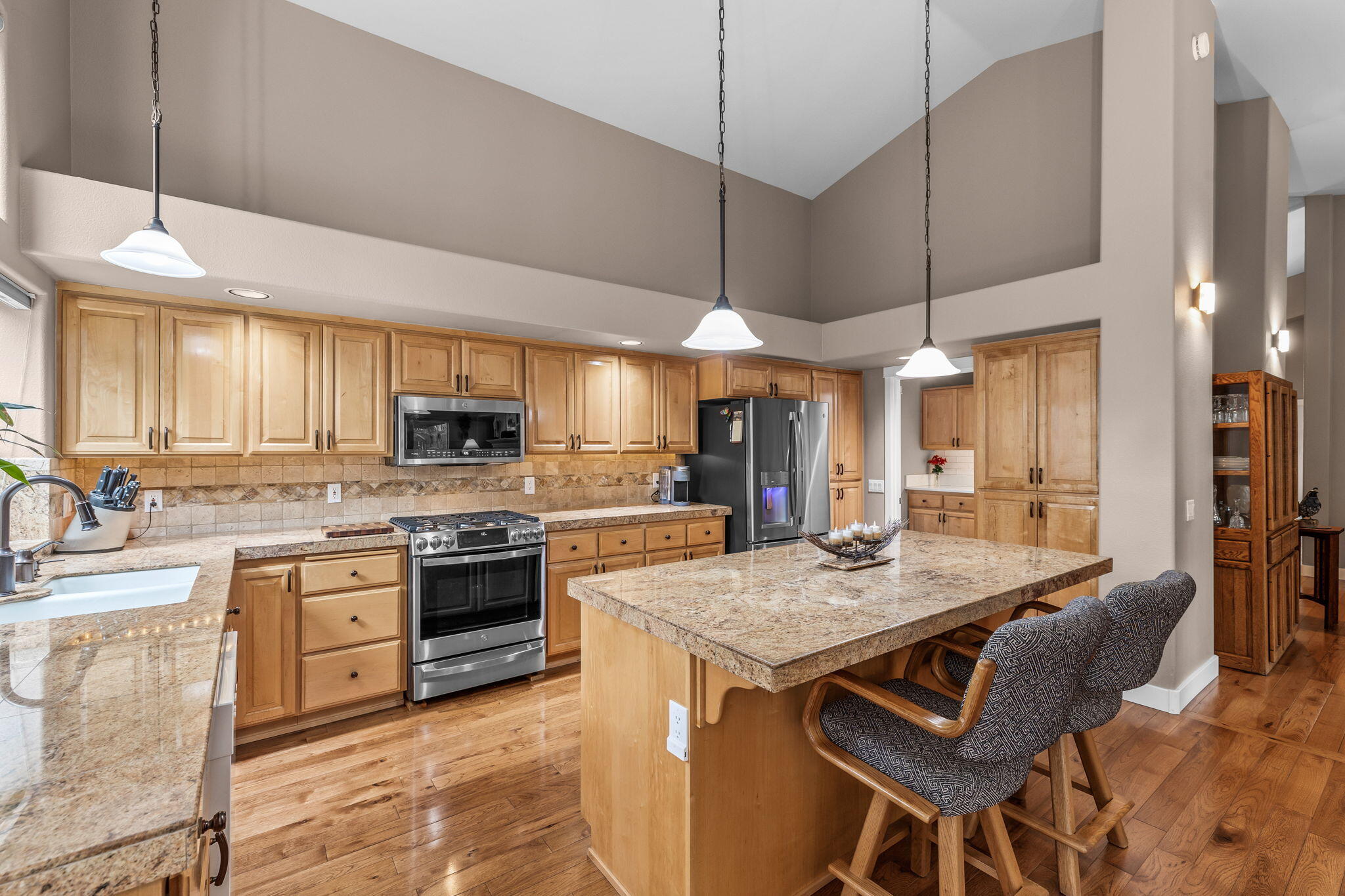 1026 Northwest Stannium Road Bend, OR 97703 - Photo 5 of 36 005