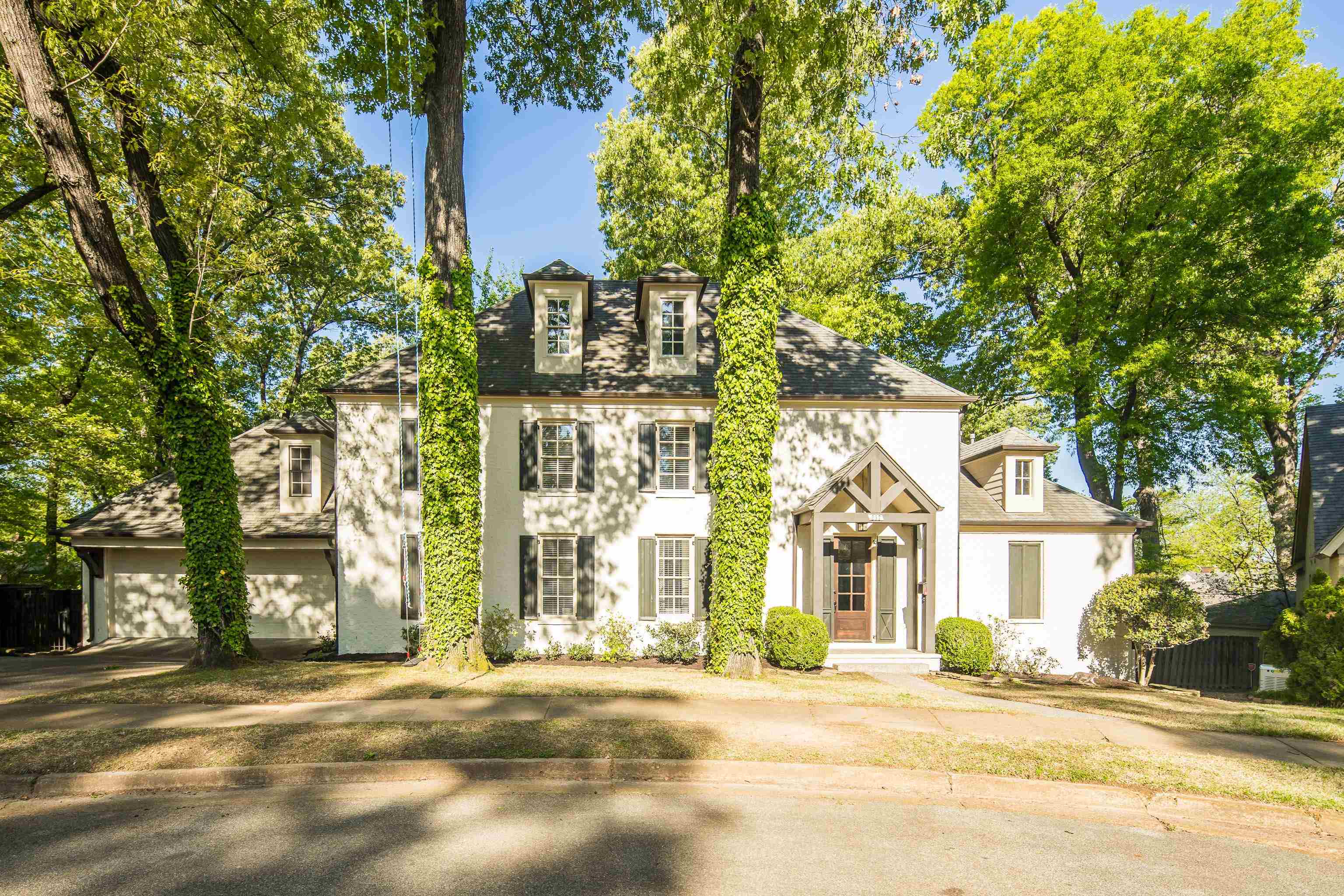 View of front facade featuring stucco siding and driveway