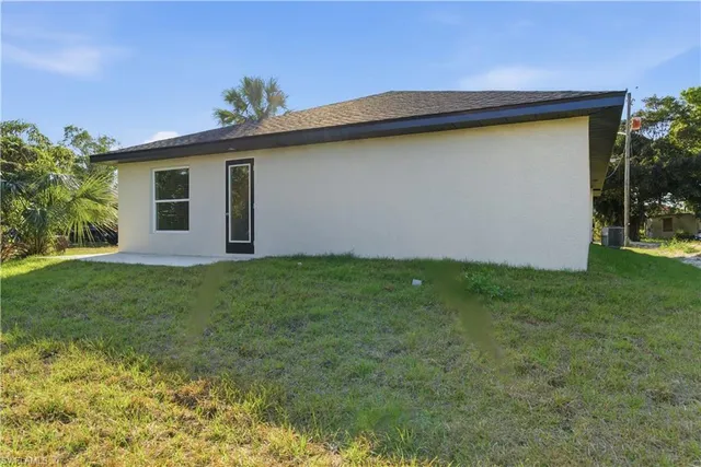 a view of a house with a yard