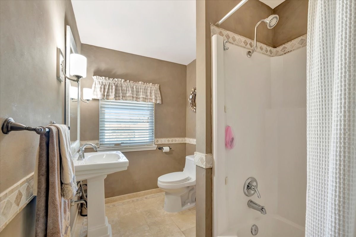 112 Oak Road Clear Lake Shores, TX 77565 - Photo 25 of 41 FULL BATH BETWEEN THE 2ND AND 3RD BEDROOM.