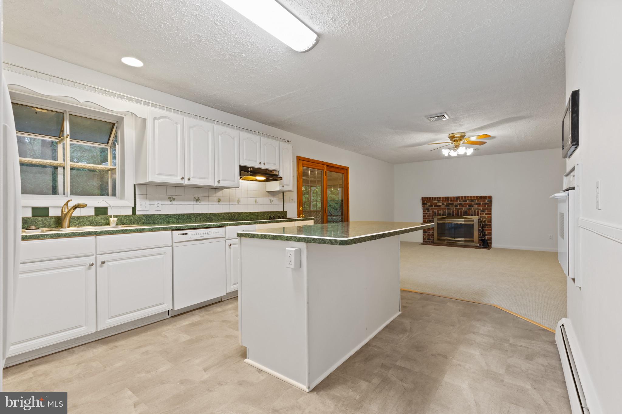 470 Derussey Drive Severna Park, MD 21146 - Photo 6 of 21 Integrated appliances in kitchen