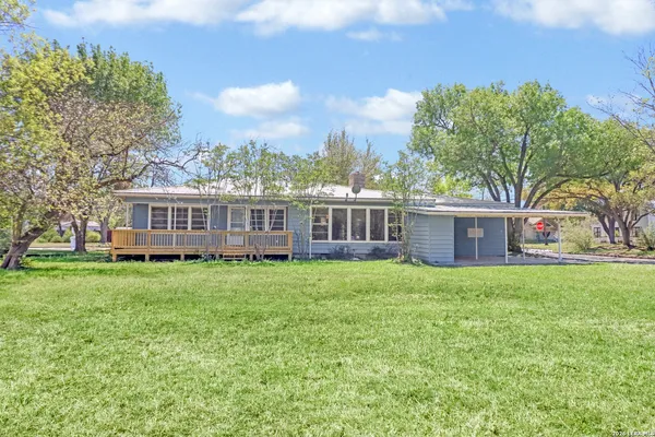 a view of a house with backyard and garden
