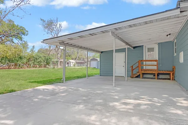 a view of a house with backyard and porch