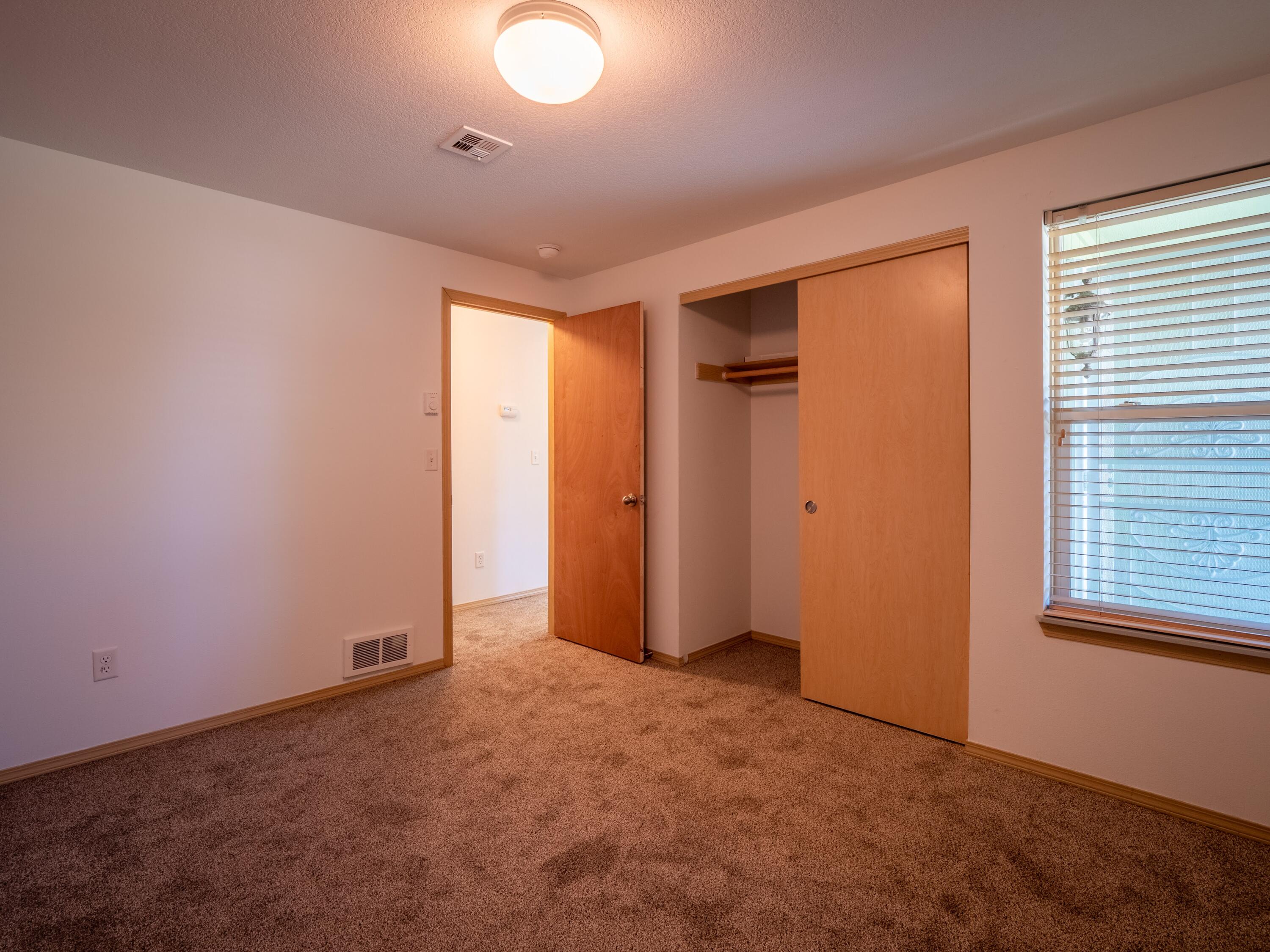2106 Delta Waters Road Medford, OR 97504 - Photo 23 of 32 Bed 1c