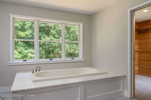 $799,900 | 128 Manor Drive, East Stroudsburg, PA 18301