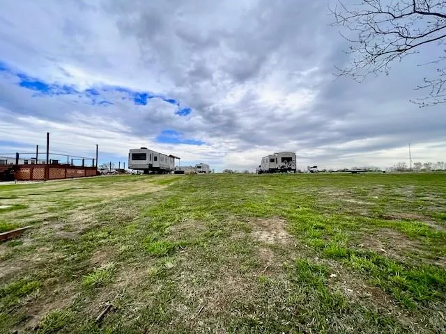 a view of a back yard