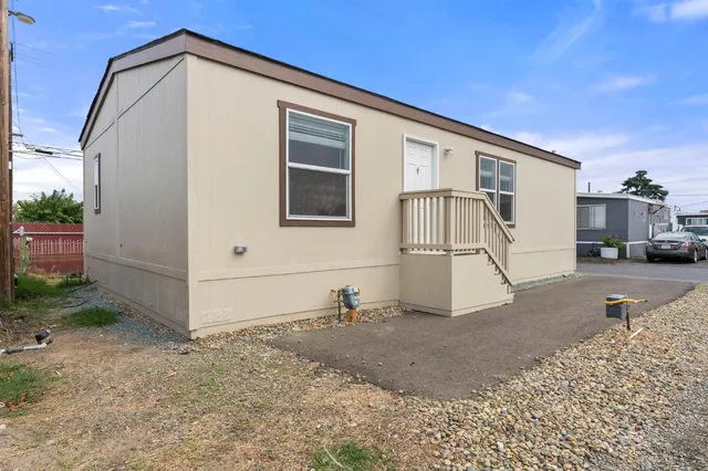 a view of a house with backyard