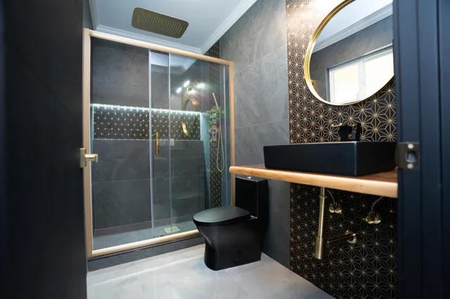 a view of a backyard with backyard