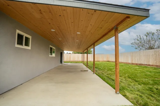 a view of a back yard