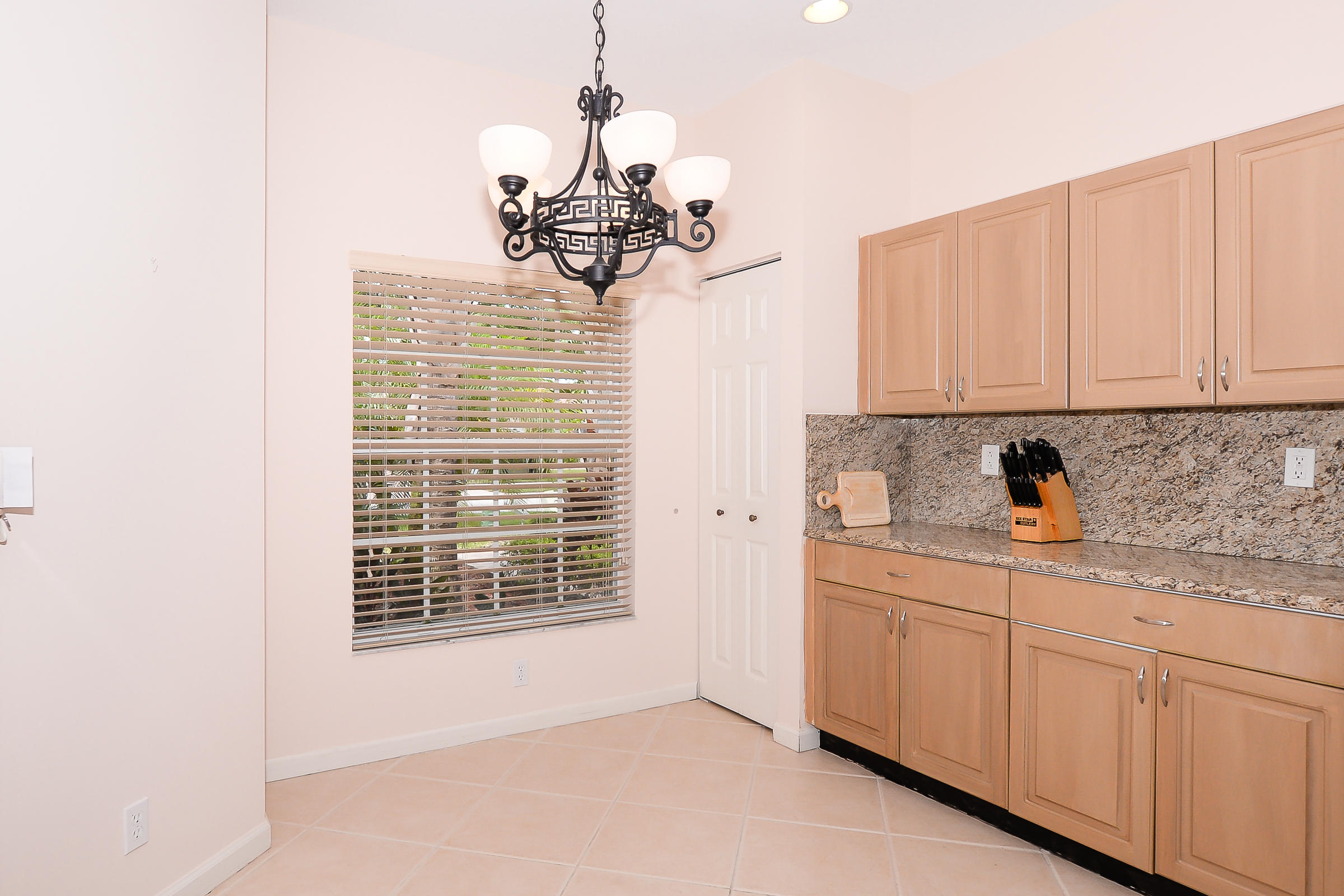 345 Northwest Breezy Point Loop Port St. Lucie, FL 34986 - Photo 5 of 42 kitchen
