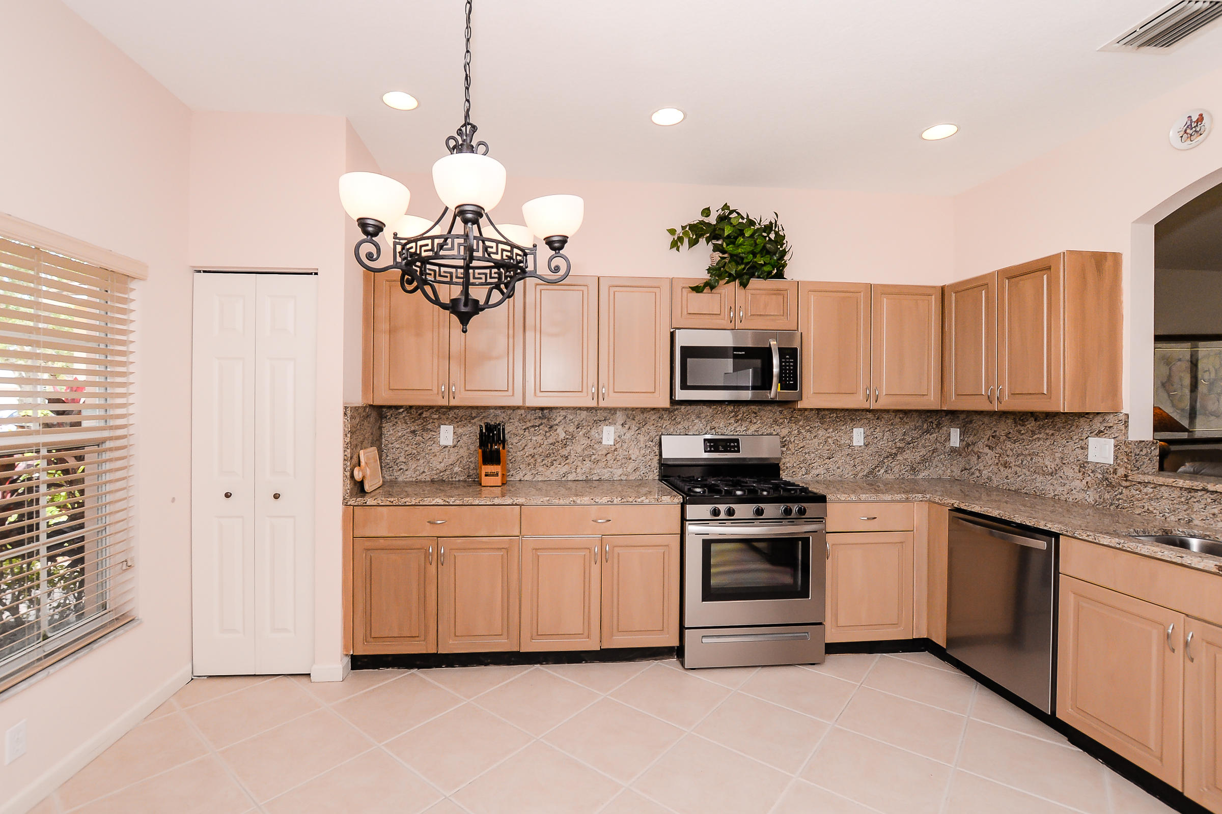 345 Northwest Breezy Point Loop Port St. Lucie, FL 34986 - Photo 6 of 42 kitchen1