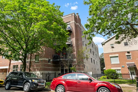 $445,000 | 4704 North Kenmore Avenue, Unit 3C, Chicago, IL 60640