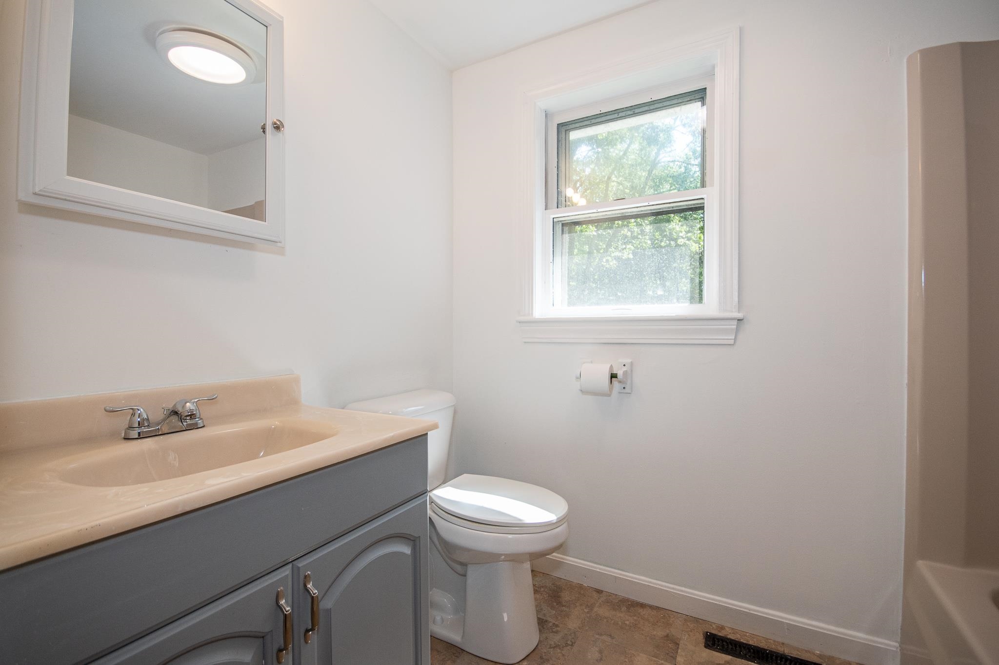 12 Mandela Drive Rochester, NH 03868 - Photo 8 of 32