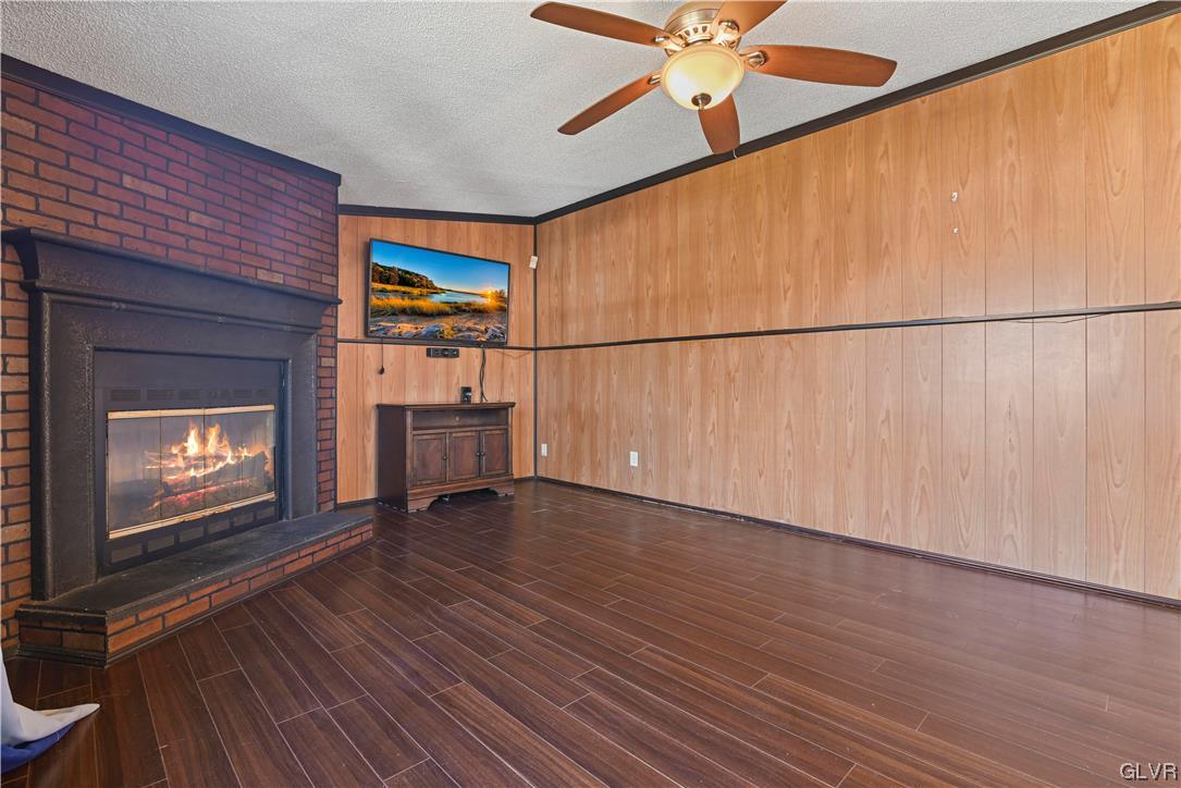 375 Kuhenbeaker Road Blakeslee, PA 18610 - Photo 16 of 37 Living room