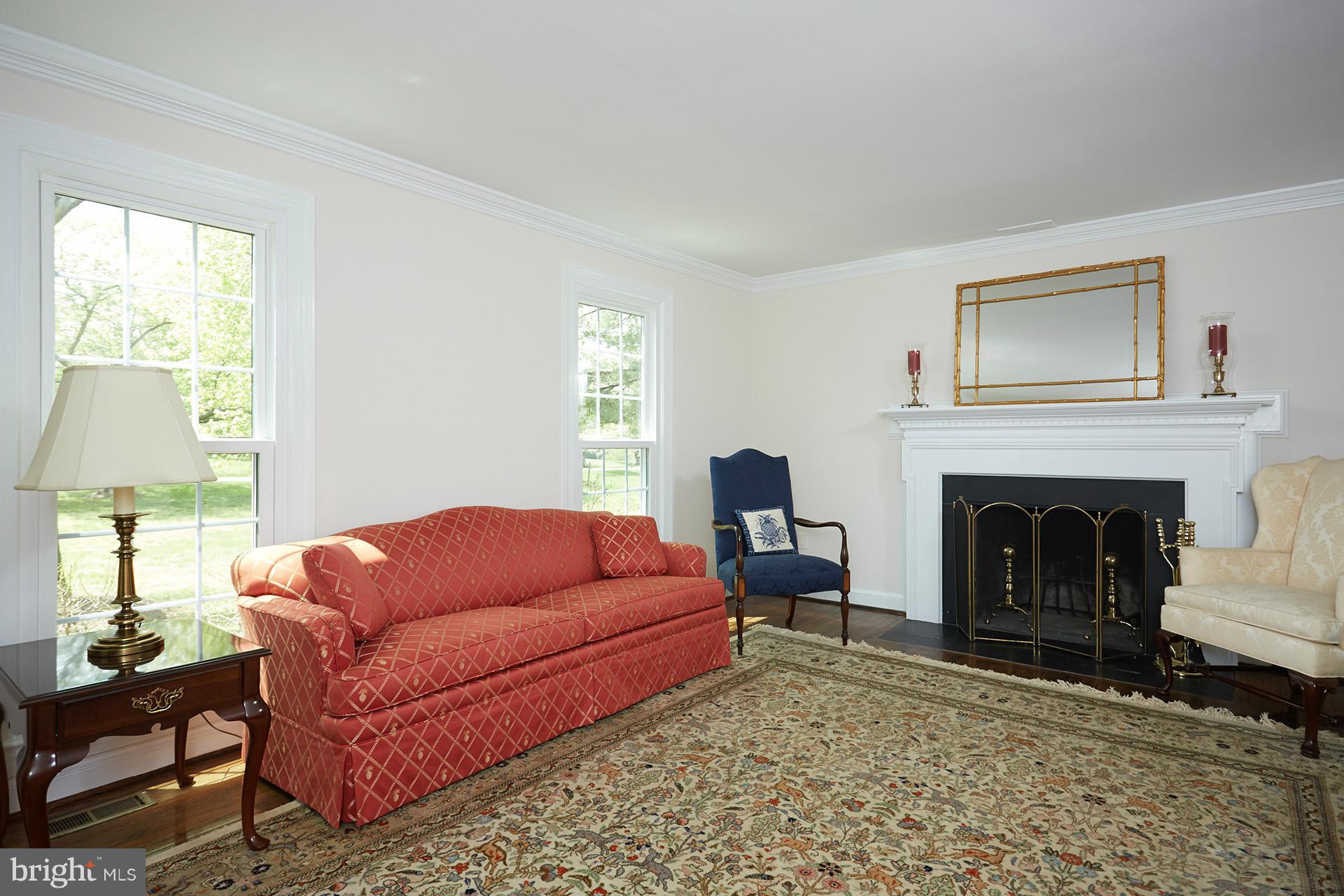 13632 Glenhurst Road North Potomac, MD 20878 - Photo 5 of 30 Living Room