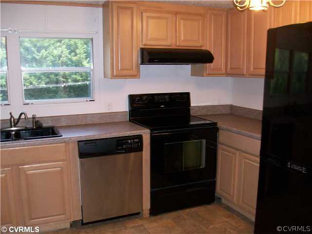 24490 Genito Road Amelia Court House, VA 23002 - Photo 3 of 7 Kitchen - EAT-IN KITCHEN WITH ALL APPLIANCES CONVE