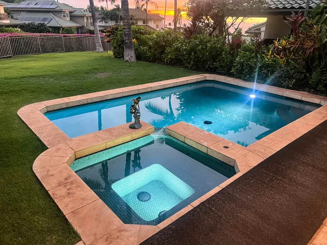 a view of a backyard