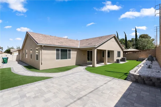 a view of a house with backyard and porch