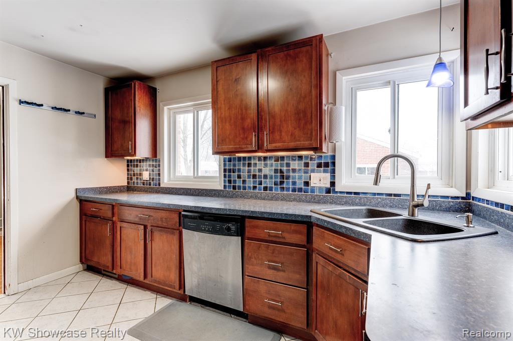 31915 Marblehead Road Farmington, MI 48336 - Photo 9 of 30