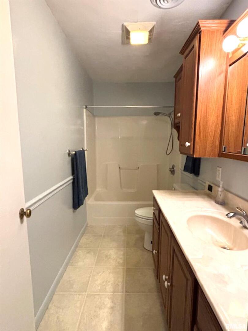 2633 South Broadway Salem, IL 62881 - Photo 23 of 39 a bathroom with a sink a toilet and shower