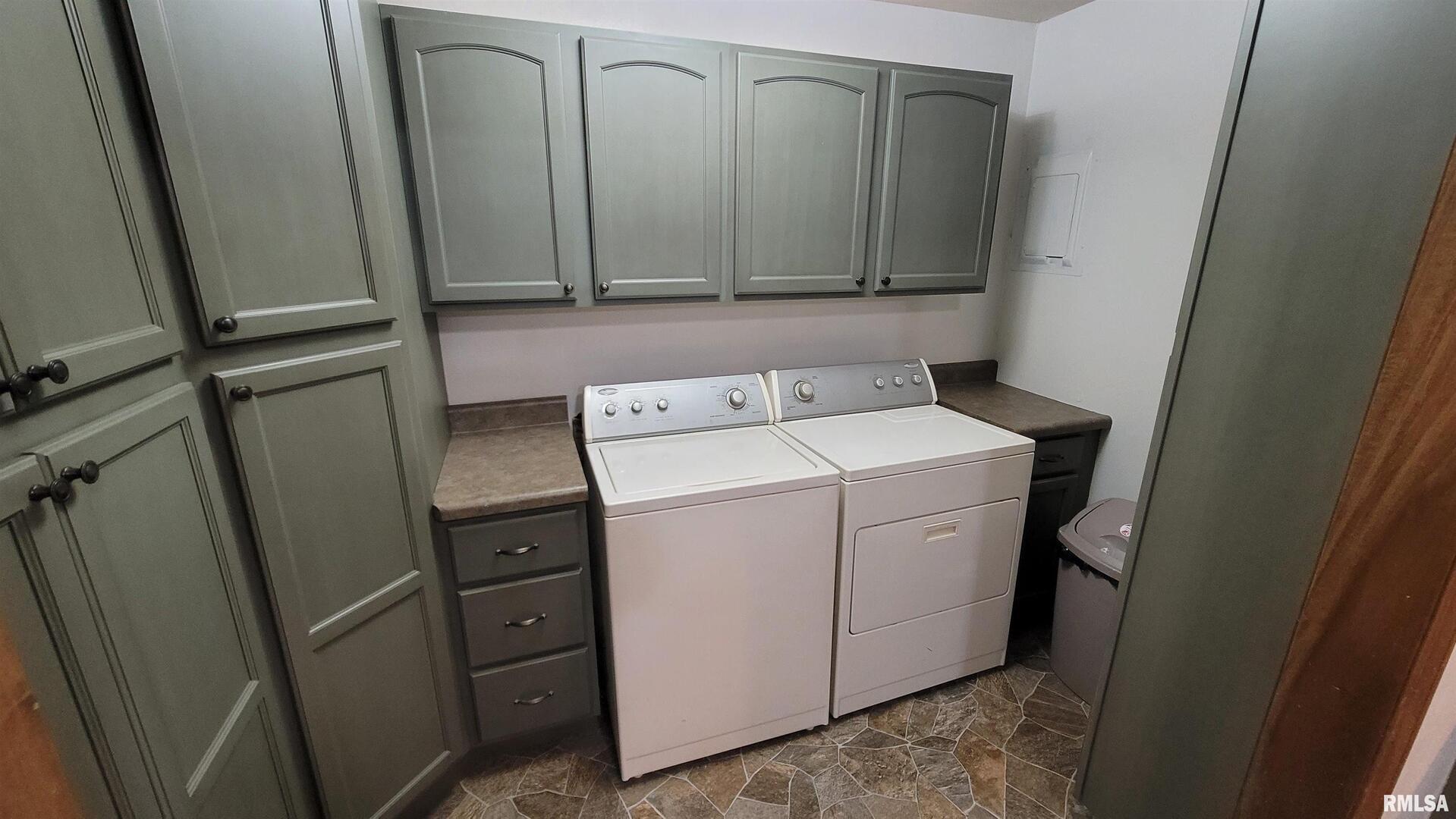 2633 South Broadway Salem, IL 62881 - Photo 33 of 39 a utility room with dryer and washer