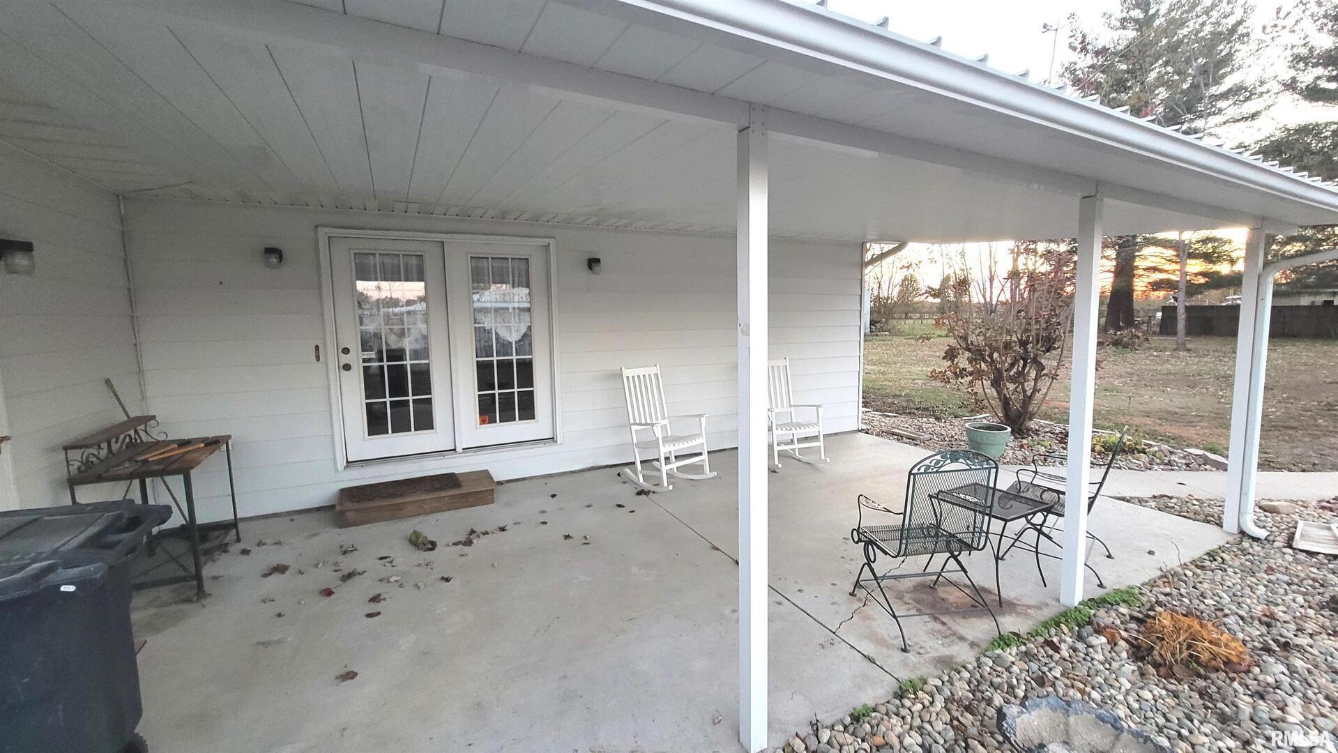 2633 South Broadway Salem, IL 62881 - Photo 37 of 39 a view of a chairs and table in a patio