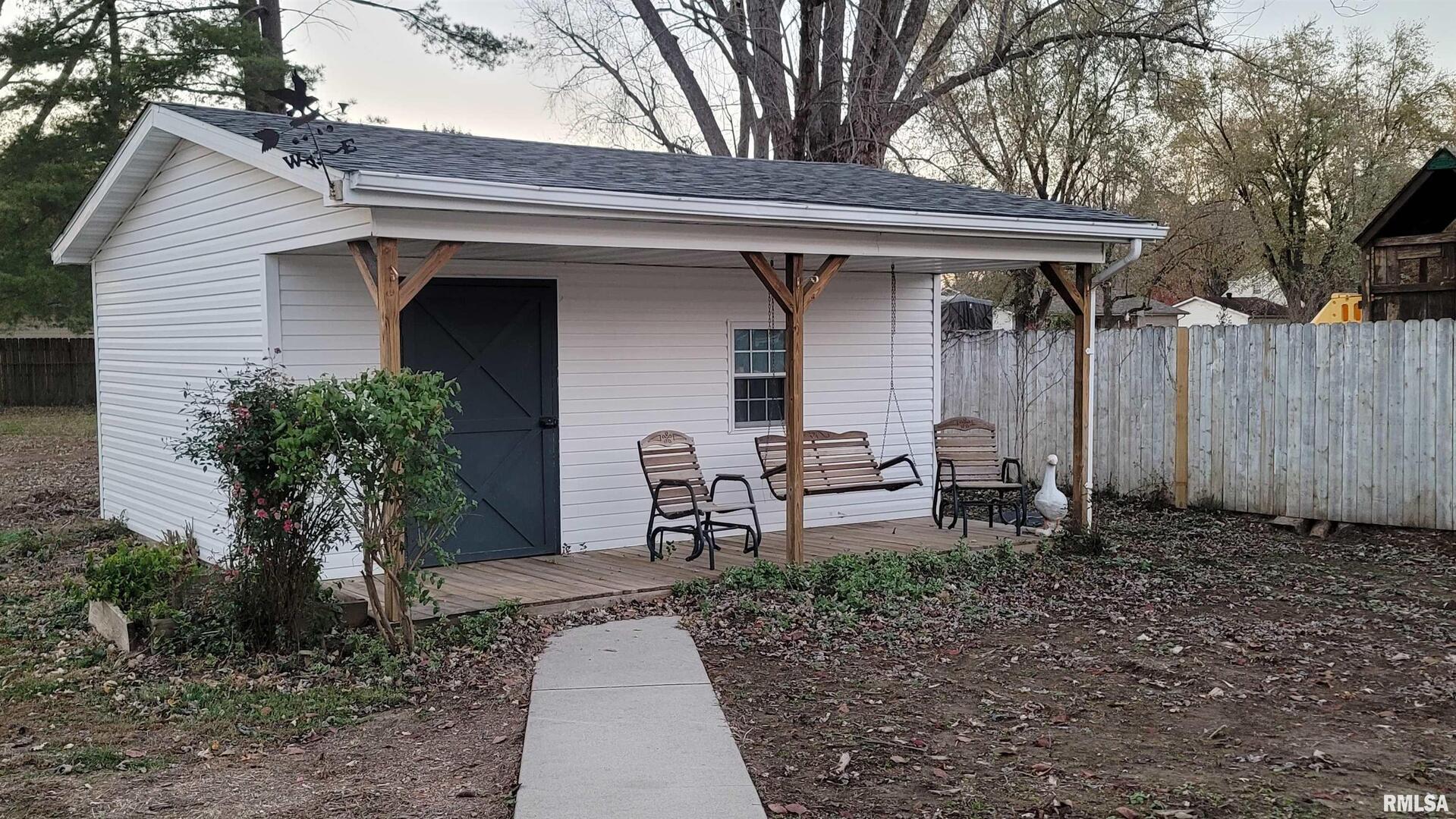 2633 South Broadway Salem, IL 62881 - Photo 38 of 39 a backyard of a house with yard and outdoor seating