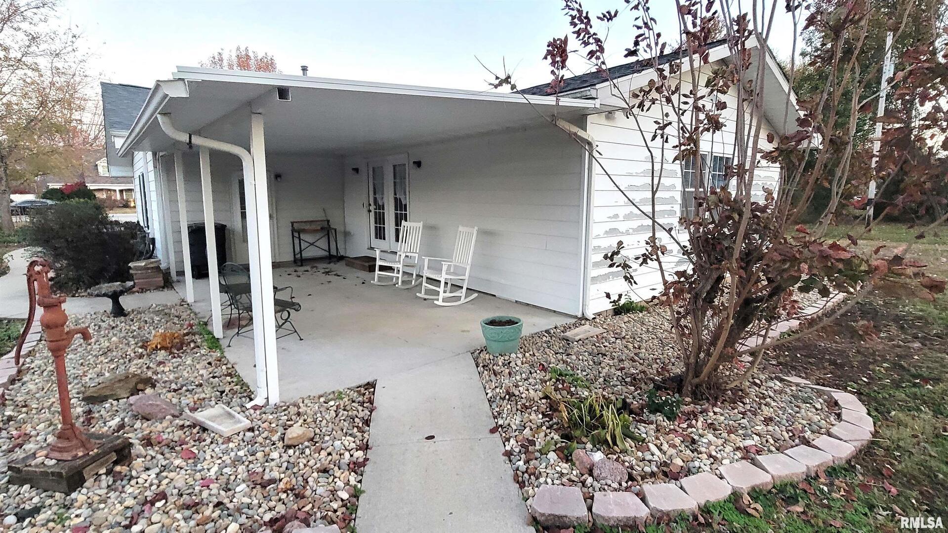 2633 South Broadway Salem, IL 62881 - Photo 39 of 39 a view of a house with a large tree and plants