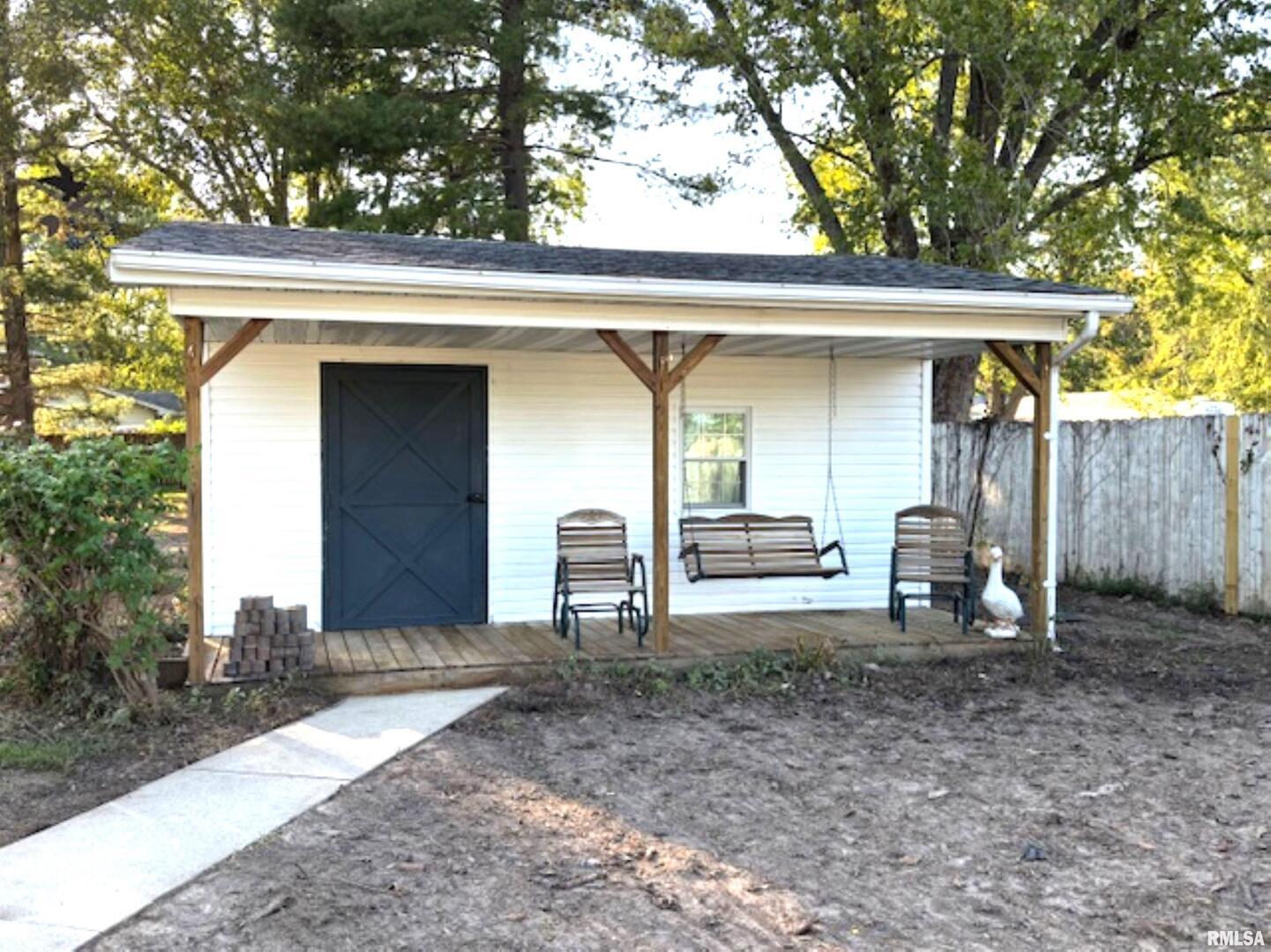2633 South Broadway Salem, IL 62881 - Photo 7 of 39 a house view with a outdoor space