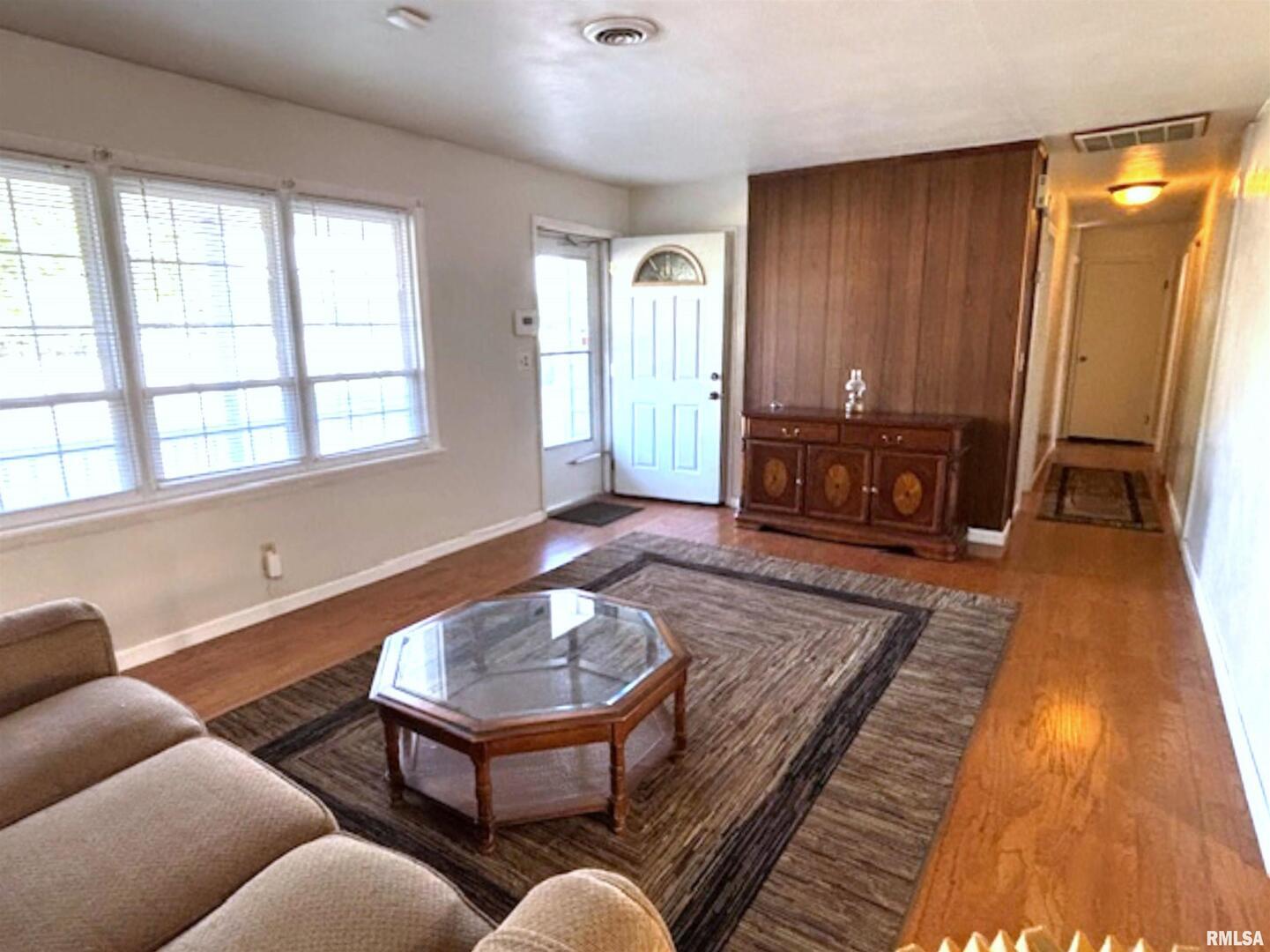 2633 South Broadway Salem, IL 62881 - Photo 9 of 39 a living room with furniture and a rug