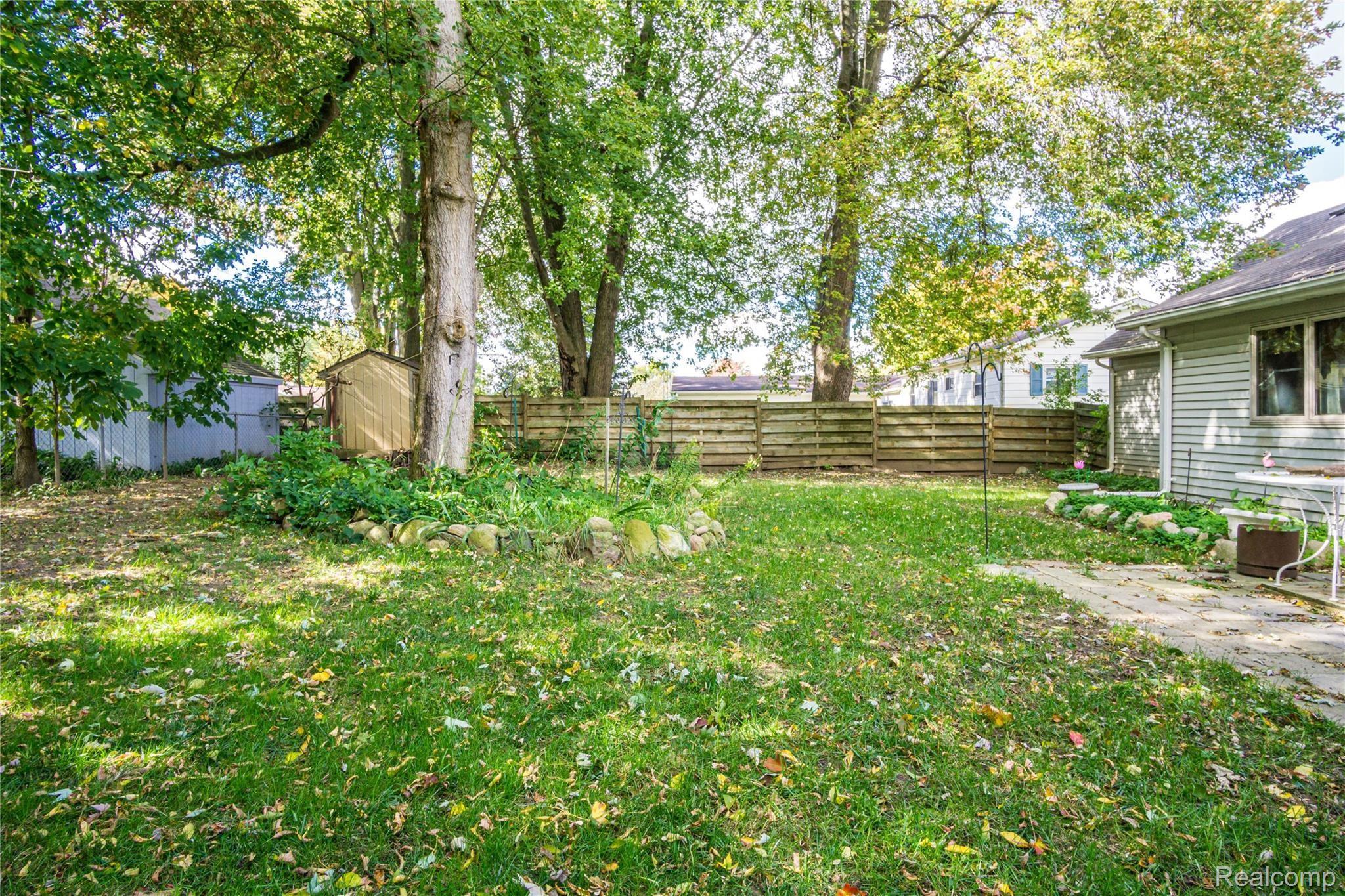 1189 Alton Road Flint, MI 48507 - Photo 12 of 16 Exteriors (10 of 13).jpg