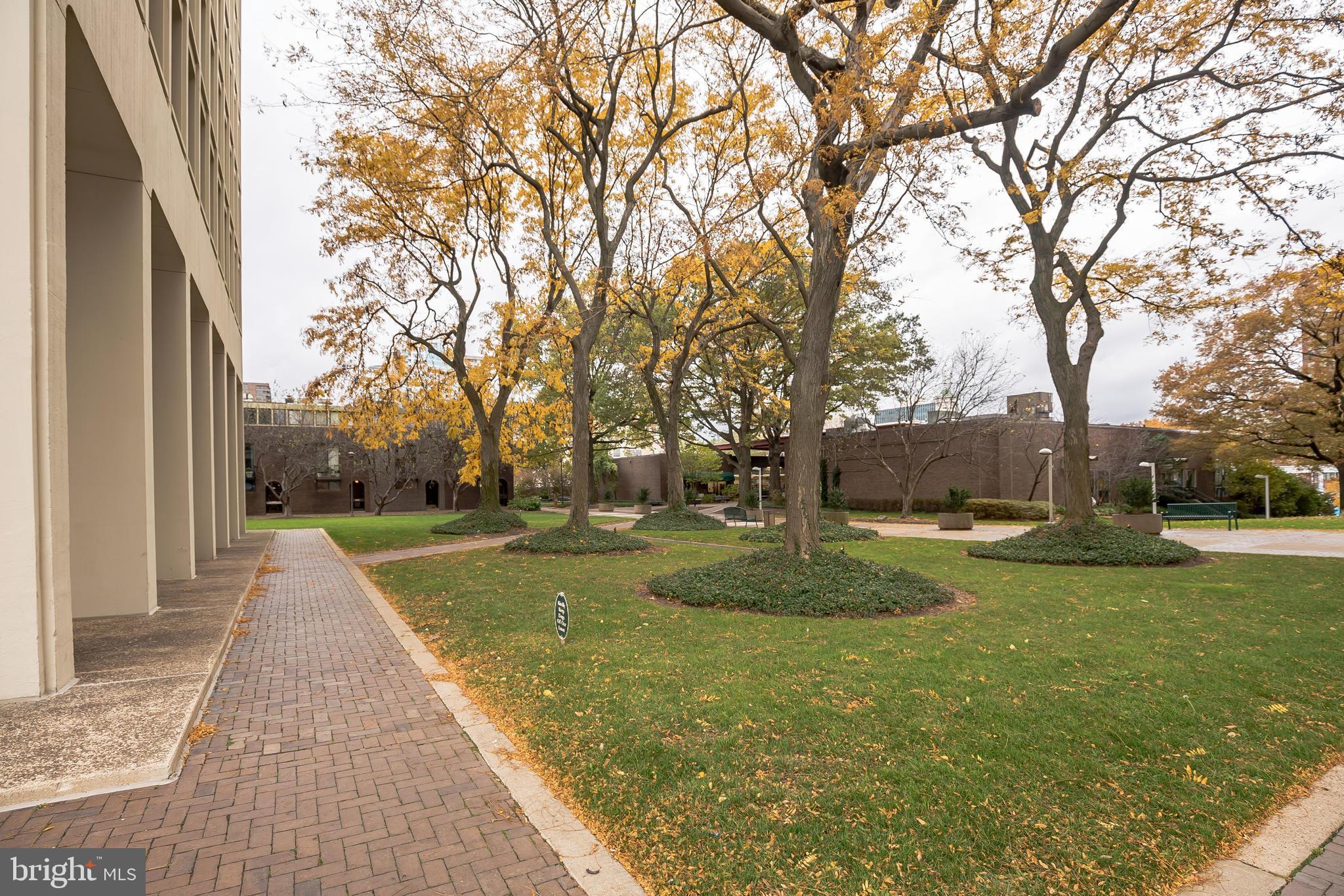 200 Locust Street, Unit 25H Philadelphia, PA 19106 - Photo 27 of 30 Courtyard/lawn area