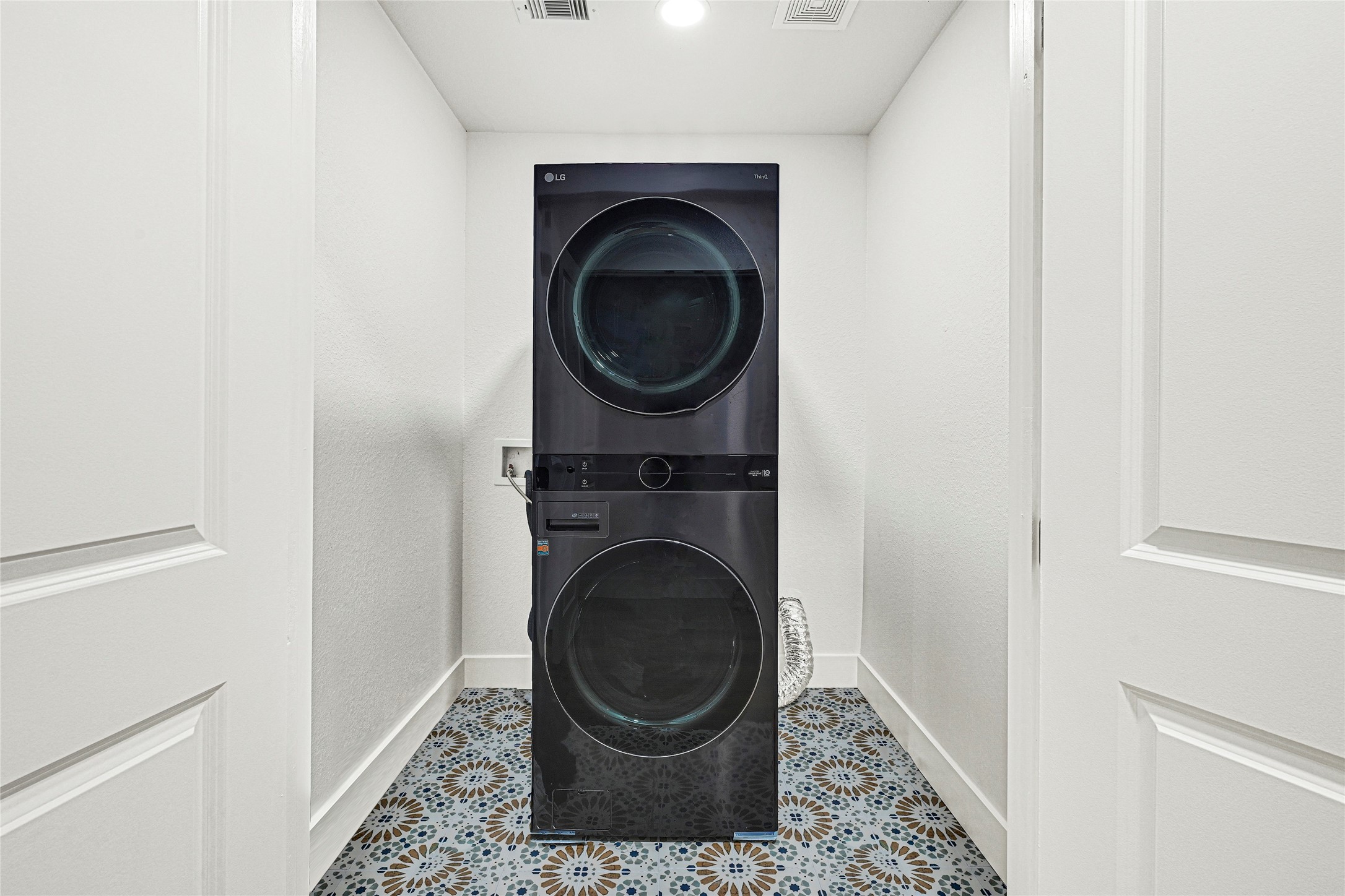 1107 Brooks Street Houston, TX 77009 - Photo 16 of 30 a close view of a utility room with dryer and washer