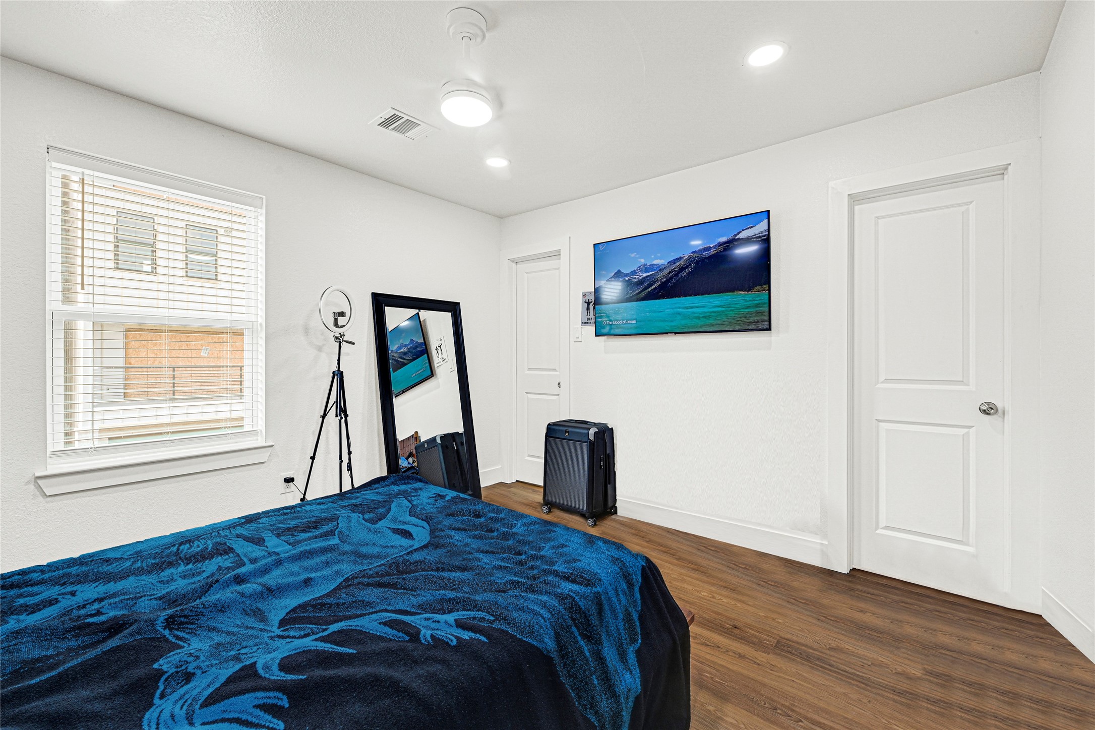 1107 Brooks Street Houston, TX 77009 - Photo 17 of 30 a bedroom with a bed and a painting on the wall