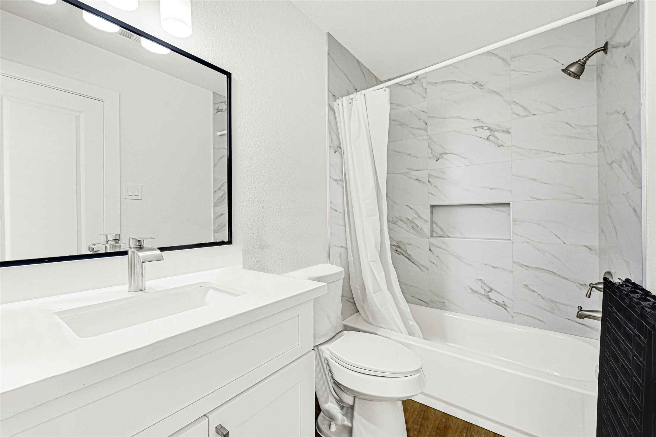1107 Brooks Street Houston, TX 77009 - Photo 20 of 30 a bathroom with a sink a toilet and a bathtub