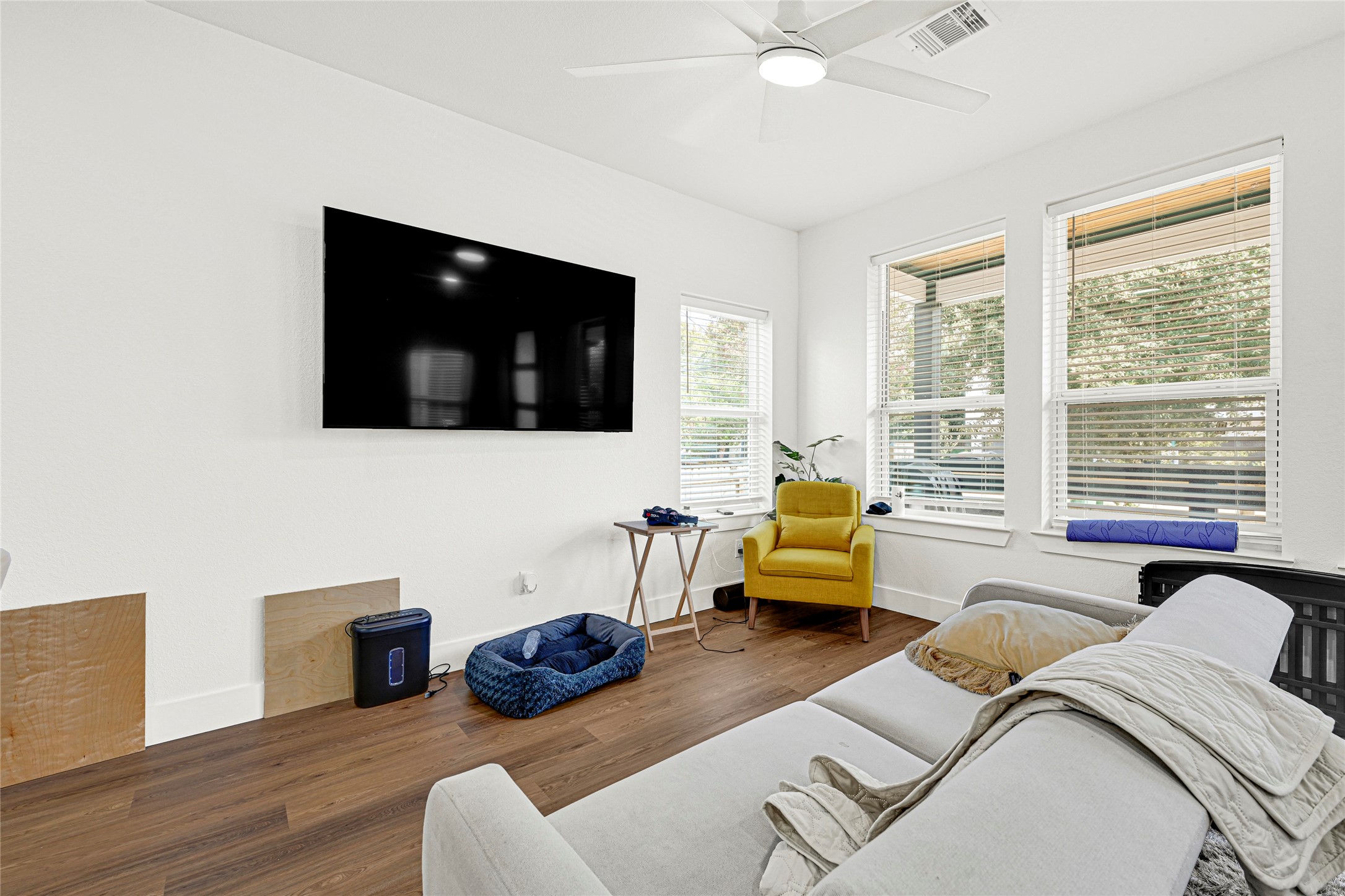 1107 Brooks Street Houston, TX 77009 - Photo 4 of 30 a living room with furniture and a flat screen tv