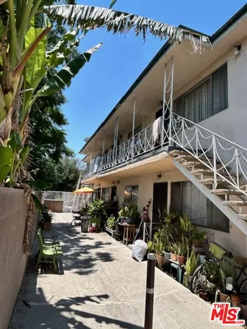 a view of a house with street