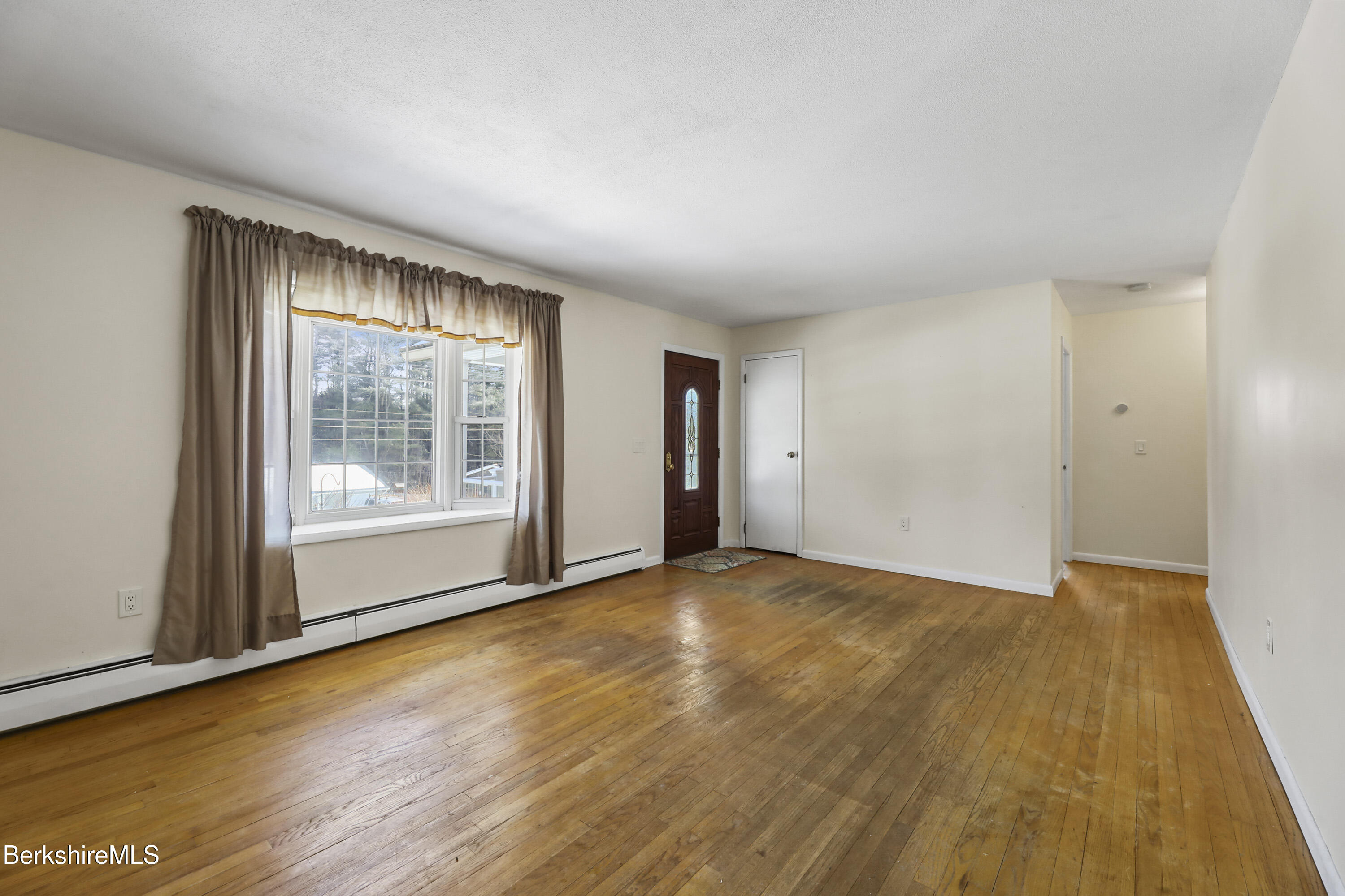 189 Partridge Road Pittsfield, MA 01201 - Photo 7 of 38 30 Living Room