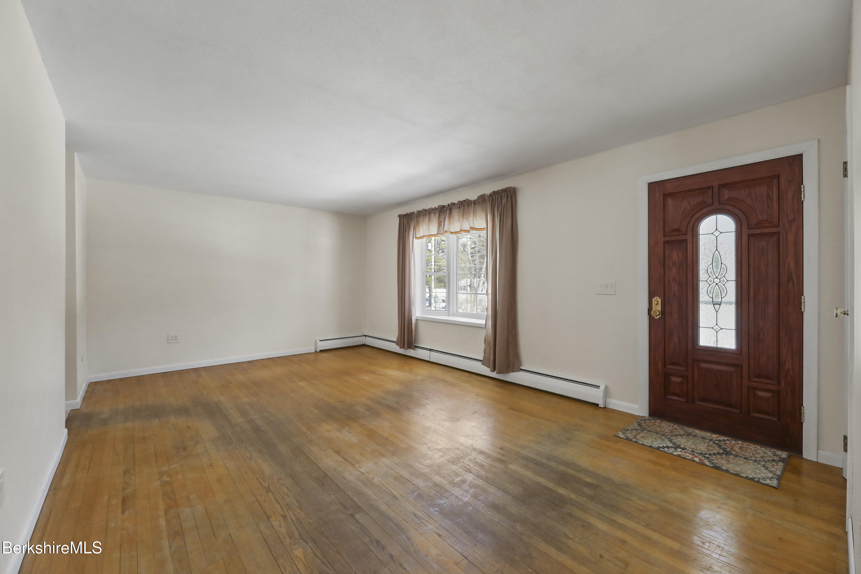 189 Partridge Road Pittsfield, MA 01201 - Photo 8 of 38 25 Living Room