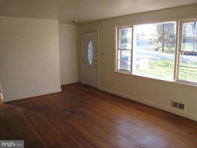 4901 Henderson Road Temple Hills, MD 20748 - Photo 3 of 15 Living Room