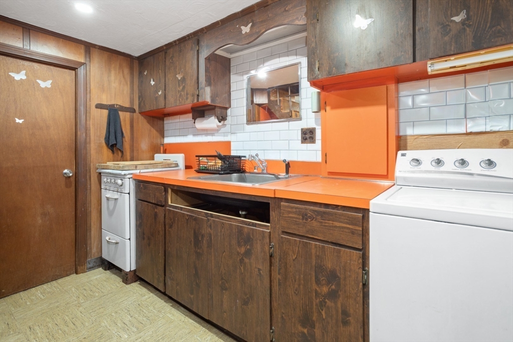 47 School Street Saugus, MA 01906 - Photo 23 of 30 a utility room with dryer and washer