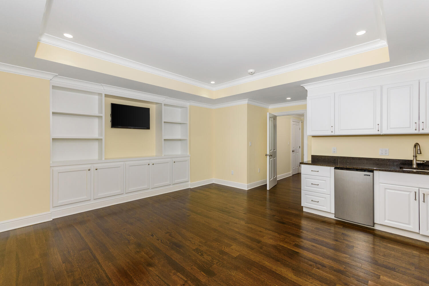 178 Middlesex Road Darien, CT 06820 - Photo 34 of 44 a kitchen with granite countertop a stove and a sink