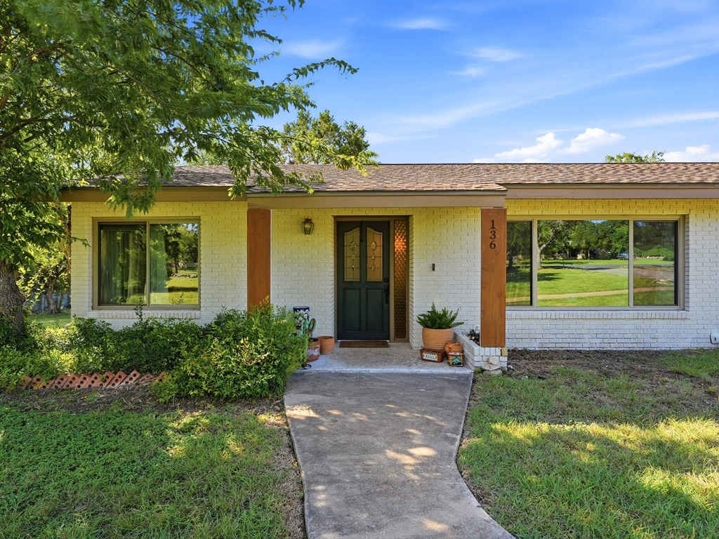 136 Royal Oaks Road Kerrville, TX 78028 - Photo 2 of 41